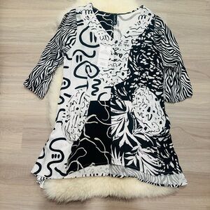 S/M. NWT. Sacred Threads Black and White Abstract Top. 225195. RD/RD